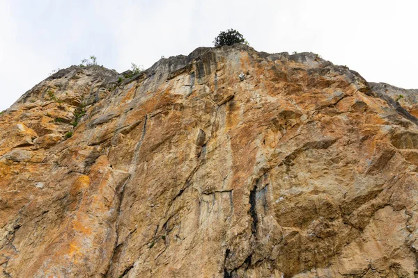 Grandes Acantilados Piedra Caliza Roja Silvestre Con Escasa Vegetación —  Fotos de Stock