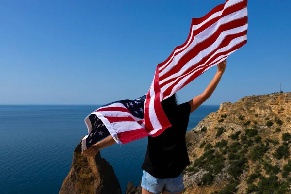 Pandangan Belakang Tentang Seorang Wanita Muda Memegang Bendera Amerika Melambaikan — Stok Foto