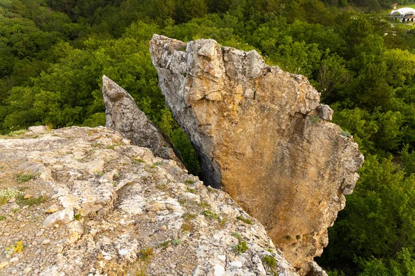 Сірі Дикі Скелі Зелений Ліс Вид Зверху Ландшафтний — стокове фото