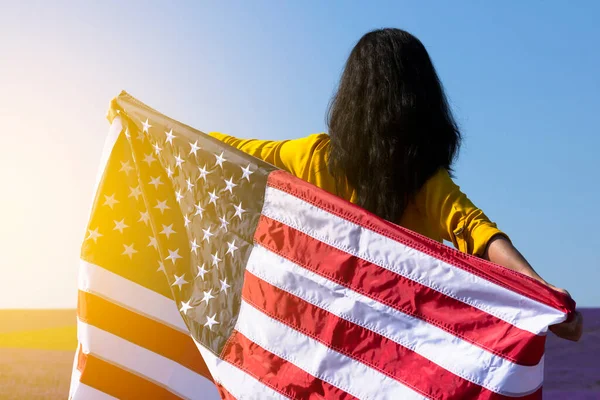 Une Jeune Femme Brune Tenant Drapeau Des États Unis Amérique — Photo