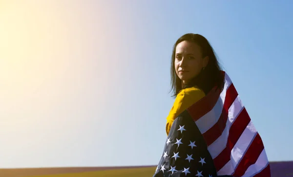 Μια Νεαρή Μελαχρινή Γυναίκα Που Κρατάει Σημαία Των Ηνωμένων Πολιτειών — Φωτογραφία Αρχείου