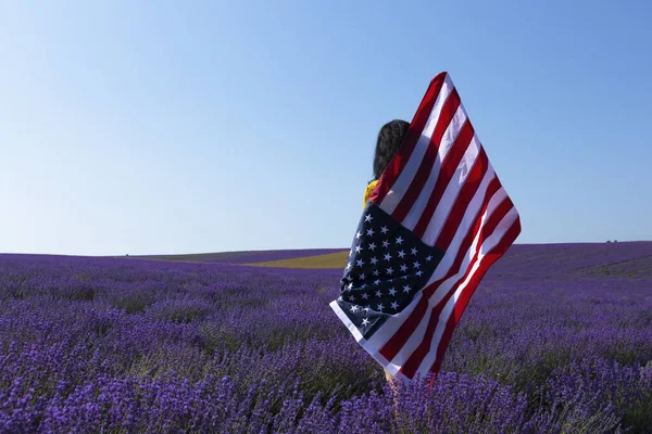 Молода Темноволоса Жінка Тримає Прапор Сполучених Штатів Америки Проти Сонячного — стокове фото