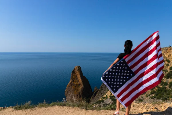 Hátsó Nézet Egy Fiatal Kezében Egy Amerikai Zászló Integetett Tengerparton — Stock Fotó