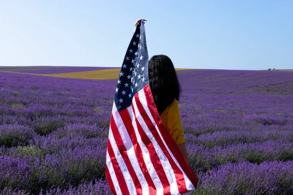 Seorang Wanita Muda Berambut Gelap Memegang Bendera Amerika Serikat Terhadap — Stok Foto