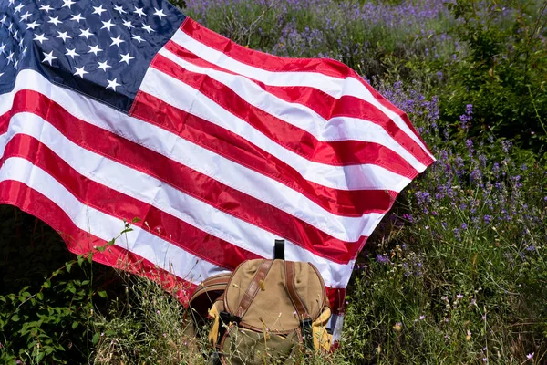 Ransel Turis Dan Bendera Amerika Serikat Lapangan Lavender Tidak Ada — Stok Foto