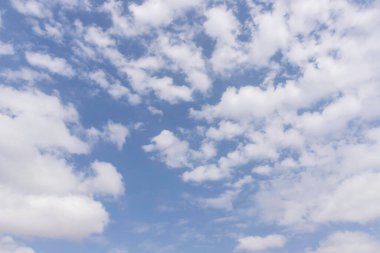 Beyaz bulutlu mavi gökyüzünün arka planı. Gökyüzü.