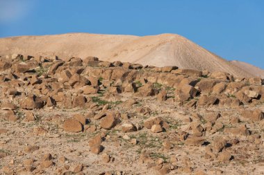 Musevi Çölü 'nün kumlu kayalık dağları. İsrail