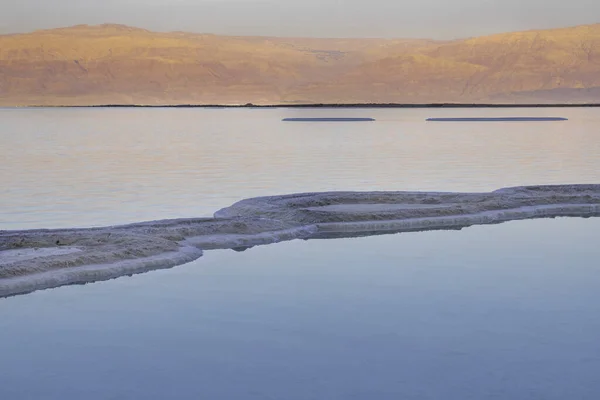 Zachód słońca nad Morzem Martwym. Formacje soli. Pasmo górskie — Zdjęcie stockowe
