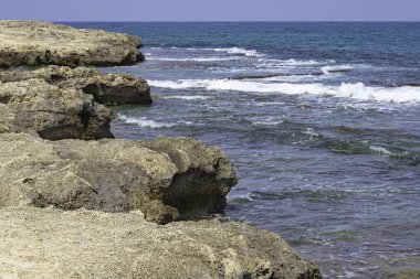 Akdeniz kıyısındaki kumtaşı oluşumlarının alçak gelgitte görüntüsü. İsrail