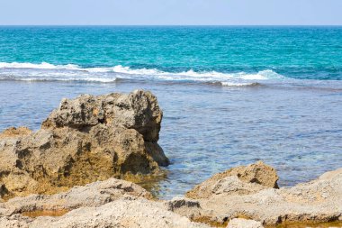 Akdeniz kıyısındaki kumtaşı oluşumlarının alçak gelgitte görüntüsü. İsrail