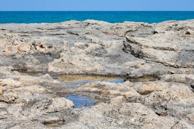 Akdeniz kıyısındaki kumtaşı oluşumlarının alçak gelgitte görüntüsü. İsrail