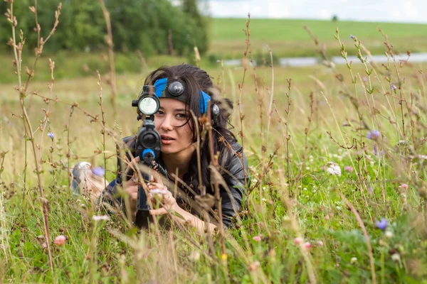 Vacker flicka med armar spela Lasergame — Stockfoto