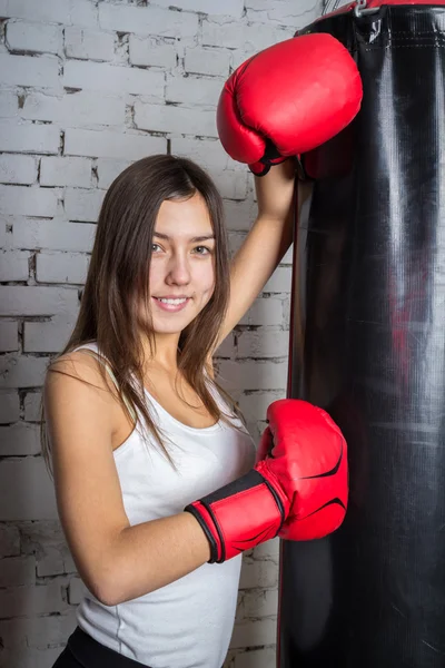 Junges Mädchen mit Boxhandschuhen — Stockfoto