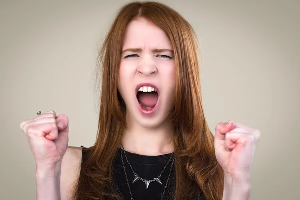 Mädchen schreit mit geballten Fäusten — Stockfoto