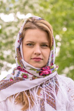 Bir başörtüsü gülümseyen güzel kadın