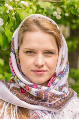 Bir başörtüsü gülümseyen güzel kadın