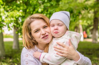 Anne kucağında Ağlayan bebek