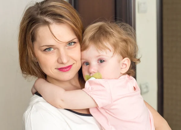 Mother soothes the baby — Stock Photo, Image