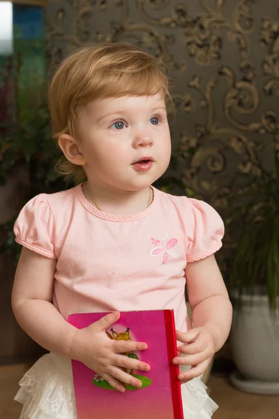 Маленькая девочка с книгой — стоковое фото