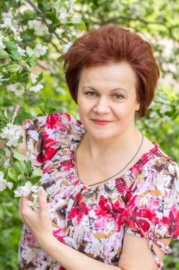 eller elma dalında kadınla