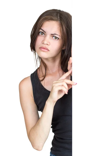 девушка забилась в угол. фотосессия в заброшенном здании. девочка под углом. левушка выглядывает из за стены. девочка под углом.