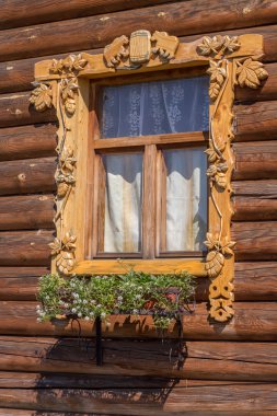 pencere ile oyulmuş architraves