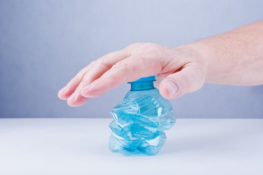 Bir plastik şişe ezmek