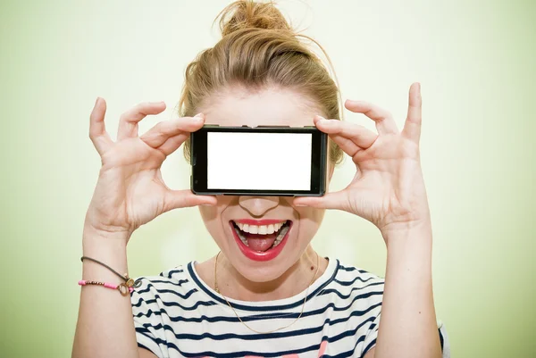 Mujer con smartphone sobre ojos —  Fotos de Stock