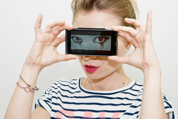 Akıllı telefon üzerinde kötü gözlü kadın