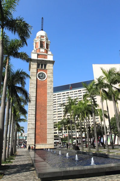 Tsimshatsui clock tower a tržní náměstí, Hong Kong — Stock fotografie