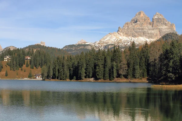 Alpine Lake Misurina e montanha — Fotografia de Stock