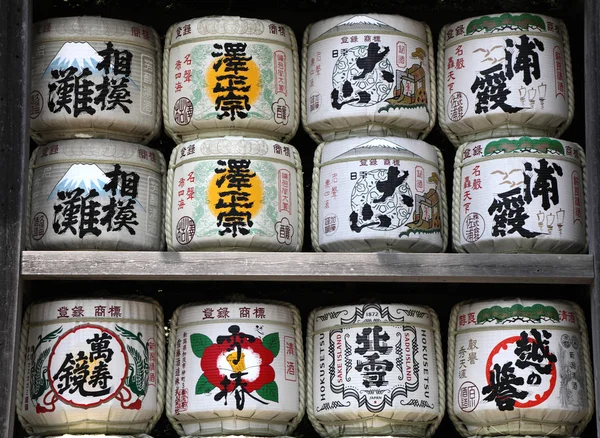 Stapel japanischer Weinfässer (Sake) — Stockfoto