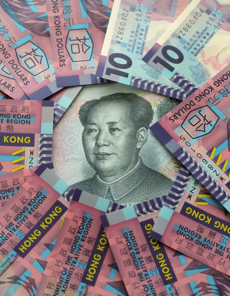 Dólar de Hong Kong yuxtapuesto contra Yuan chino . — Foto de Stock