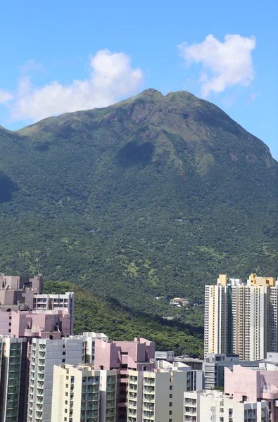 Pico Lantau por encima de la ciudad de Tung Chung — Foto de Stock