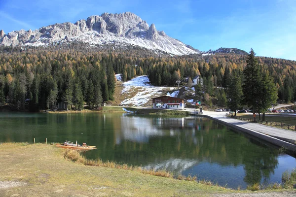 Alpine scenery at Lake Misurina in Italy — Stock Photo, Image