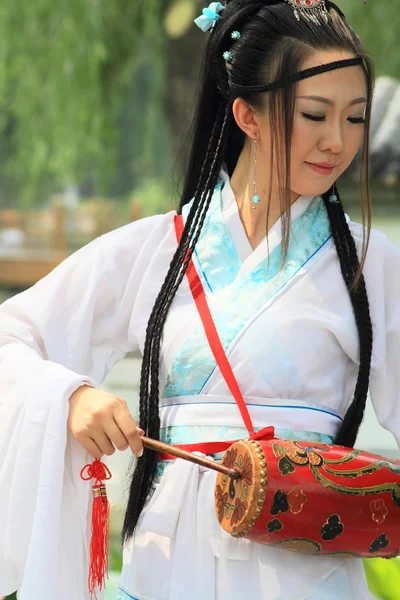 在传统服饰在北京的中国女士 — 图库照片