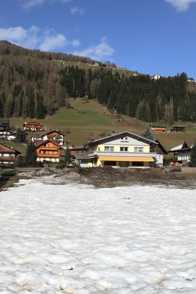 Pueblo en los Alpes Dolomitas, Italia — Foto de Stock