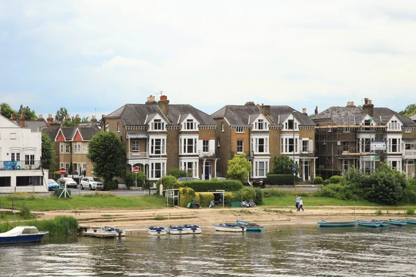 Río Támesis y ciudad en Surrey —  Fotos de Stock