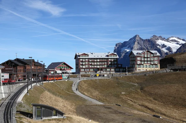 Dworzec kolejowy i wieś u podnóża Jungfraujoch — Zdjęcie stockowe