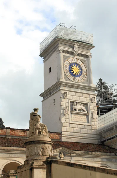 Historiska clock tower i Udine — Stockfoto