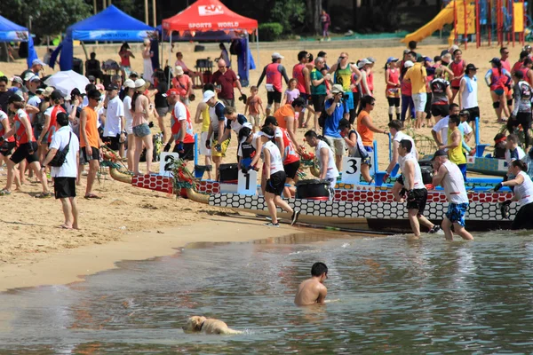 Multidões se reúnem na Discovery Bay para o festival de barcos dragão — Fotografia de Stock
