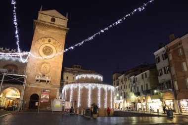 MANTOVA, İtalya - 7 Aralık 2017 Yılbaşını kutlamak için tarihi pazar meydanı ve katedrali aydınlatıldı.