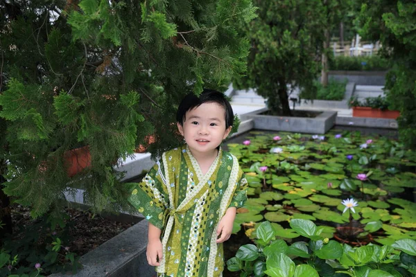 Criança Jovem Traje Japonês Jardim Aquático — Fotografia de Stock