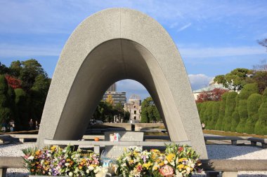Hiroşima Barış Parkı anıtı ve Hiroşima 'nın 2. Dünya Savaşı sırasında nükleer saldırıya uğrayan ilk şehir olma mirasına adanmış Atom Bombası Kubbesi.