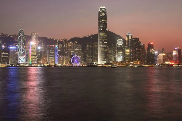 2014年12月13日 香港ビクトリアハーバービルは 中国の香港で2014年12月13日に毎年恒例のクリスマスライトショーのために点灯します — ストック写真