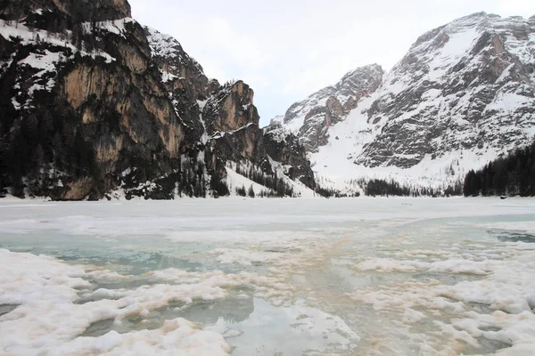 Talya Nın Dolomites Alplerindeki Donmuş Göl Manzarası — Stok fotoğraf