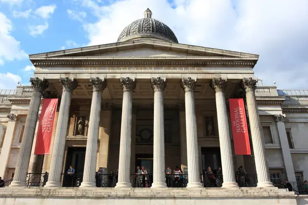 LONDON - SEPT 19, 2009: 19 Eylül 2009 'da Londra' daki Trafalgar Meydanı 'ndaki Ulusal Galeri' nin görüntüsü. Galeri, Batı Avrupa resimlerinin ulusal koleksiyonuna ev sahipliği yapmaktadır ve İngiltere 'de bir dönüm noktasıdır..