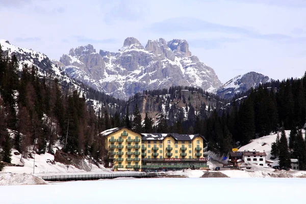 Dolomites Włochy Kwiecień 2014 Zamarznięte Jezioro Misurina Wieś Kwietnia 2014 — Zdjęcie stockowe