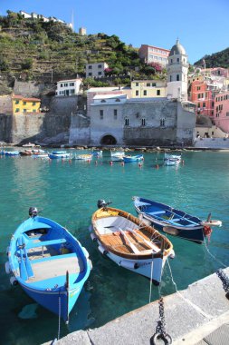 Cinque Terre, İtalya - 11 Ekim 2011: 11 Ekim 2011 Cinque Terre 'de balıkçı köyü ve sahil şeridi.