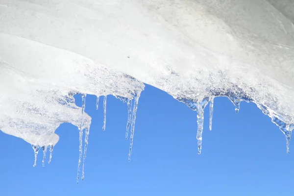 Lód Wisi Alpejskiej Jaskini Pogodny Dzień — Zdjęcie stockowe
